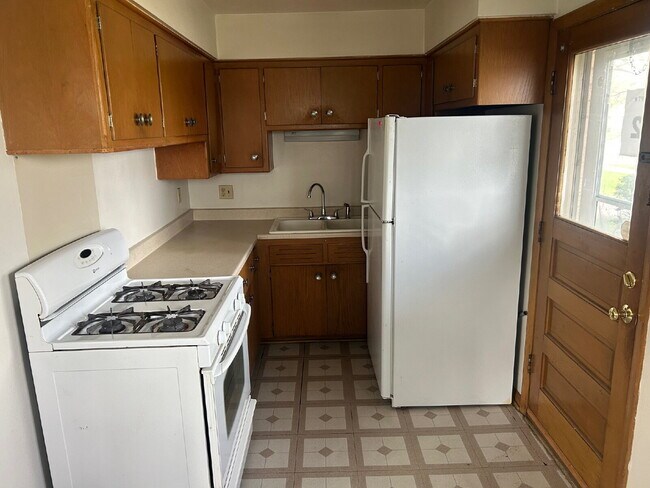 Foto del edificio - Two bedroom upper in Story Hill available November first.