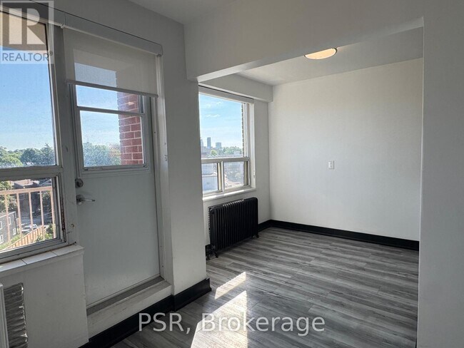 Photo du bâtiment - 600 Eglinton Ave W