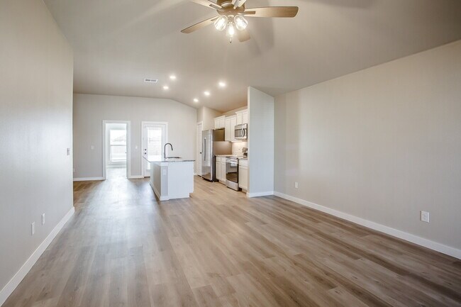 Foto del edificio - Like New Construction in Cooper District!