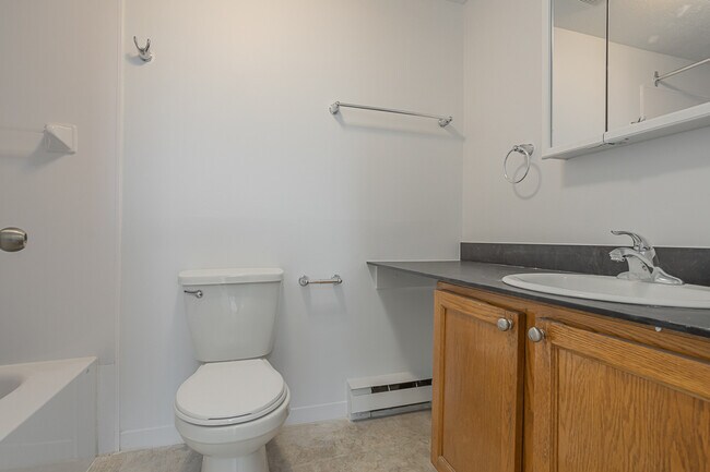 Building Photo - 610 Martel