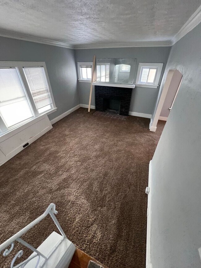 Foto del edificio - 18101 Schenely Ave