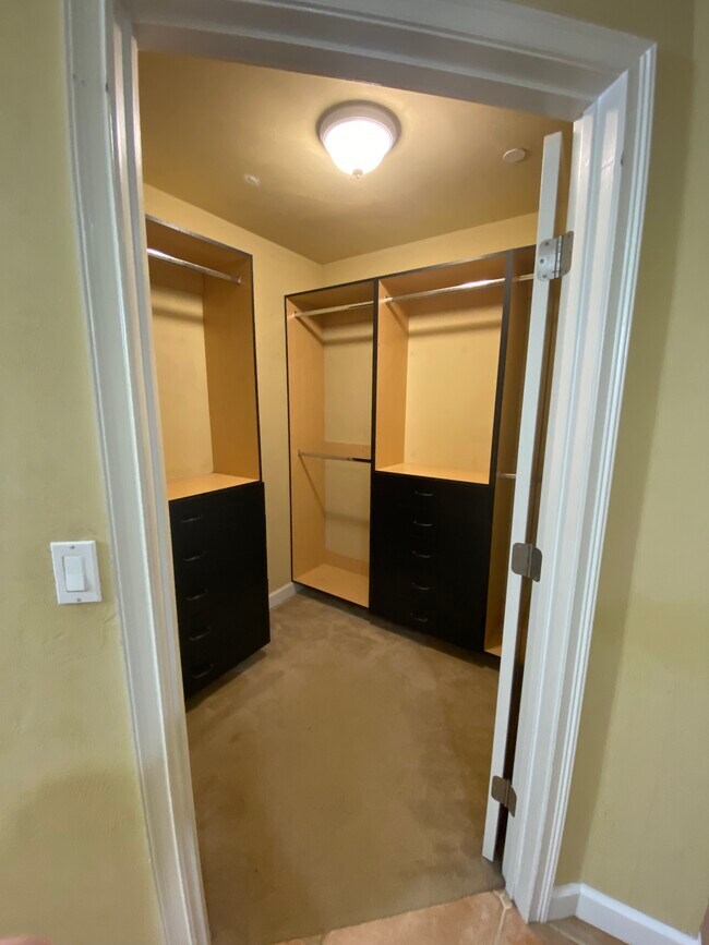 Building Photo - 424 luna bella Ln