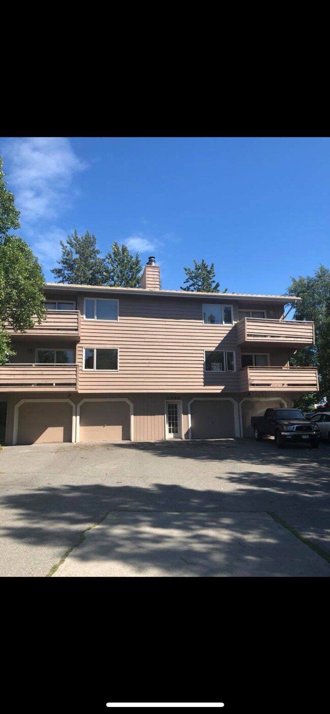 Building Photo - 8949 Lakehurst Dr