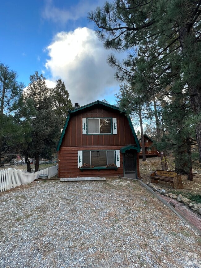 Building Photo - 527 Victoria Ln