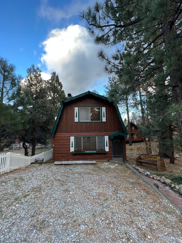 Primary Photo - 527 Victoria Ln