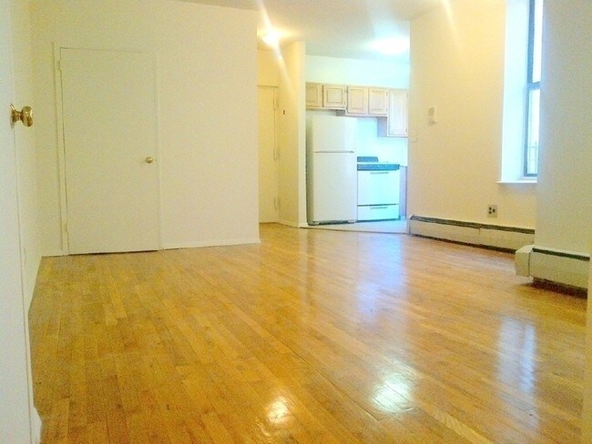 Living Area - 3200 Broadway