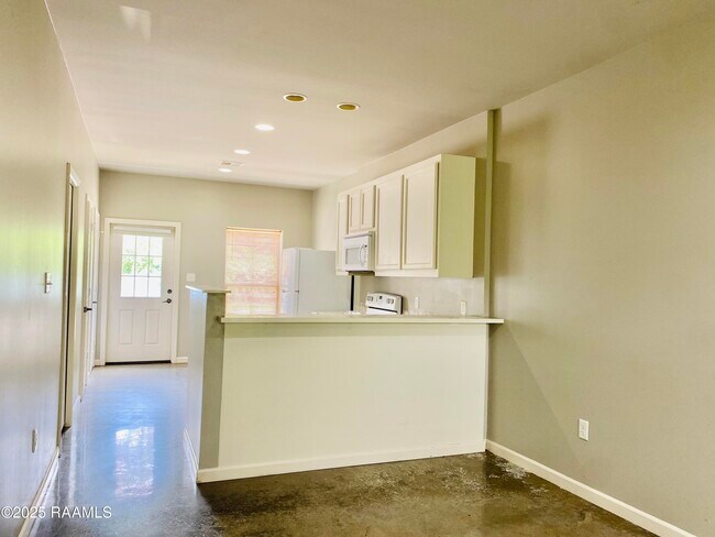 Building Photo - 428 General Mouton Ave