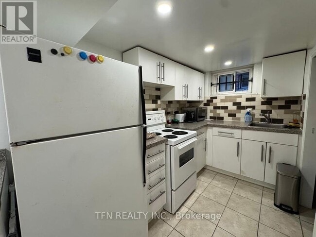 Building Photo - 926 Avenue Rd