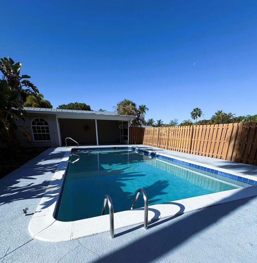 Foto del edificio - 3/2/2 POOL home in Stuart on 3/4 acre--NO HOA! ** PICS Coming Soon!**