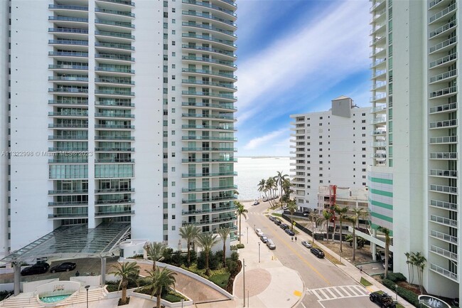 Foto del edificio - 1300 Brickell Bay Dr