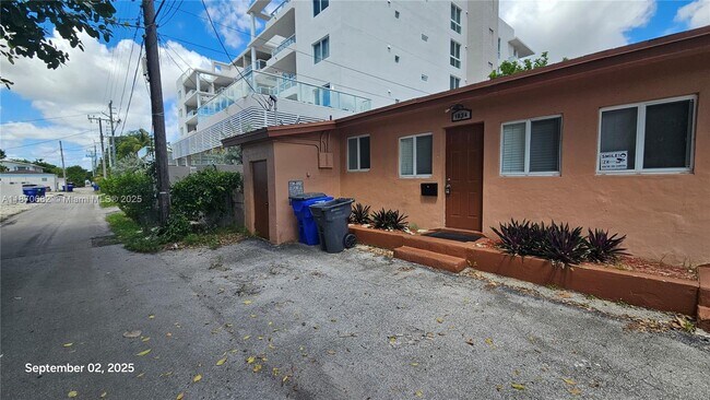 Foto del edificio - 1830 Monroe St