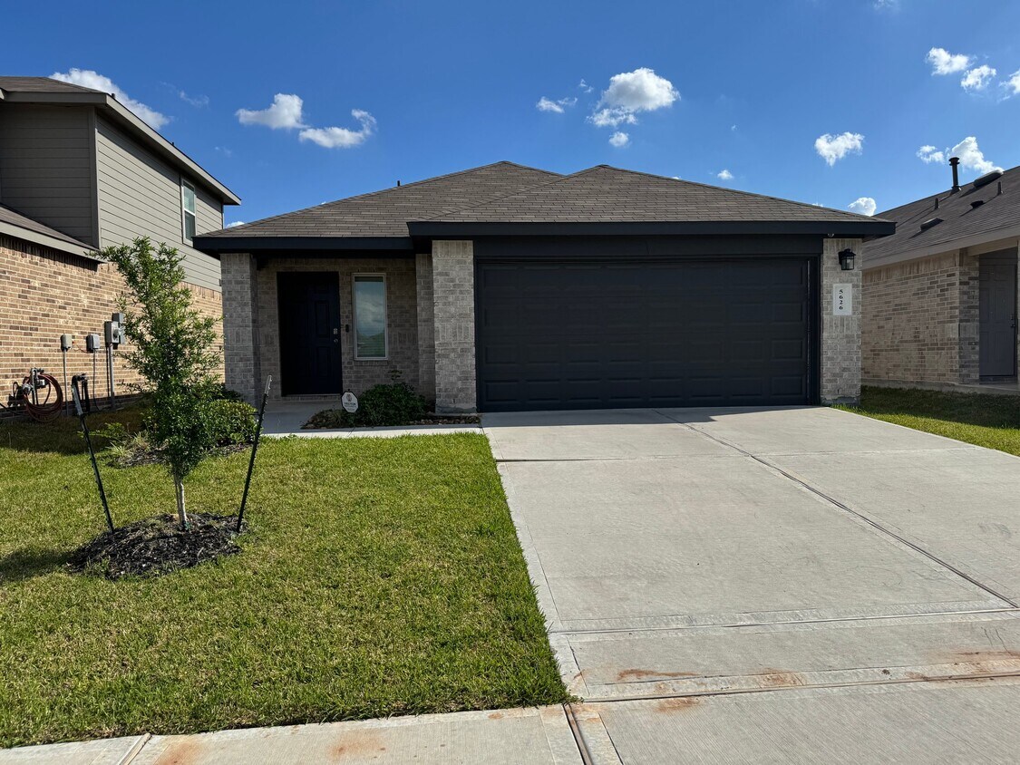 Foto principal - 5626 Vintage Oakmont Dr