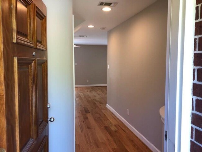 Building Photo - 708 E 40th St