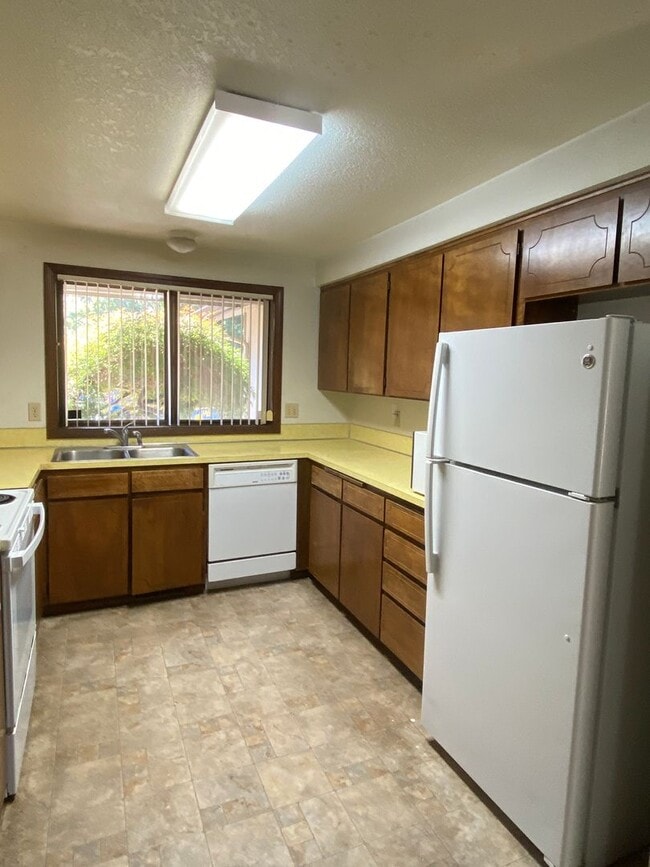Building Photo - Location Location Location! 4 Bedroom Clos...
