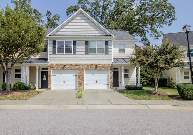 Building Photo - End Unit Townhome| 2nd Floor Loft Space | ...