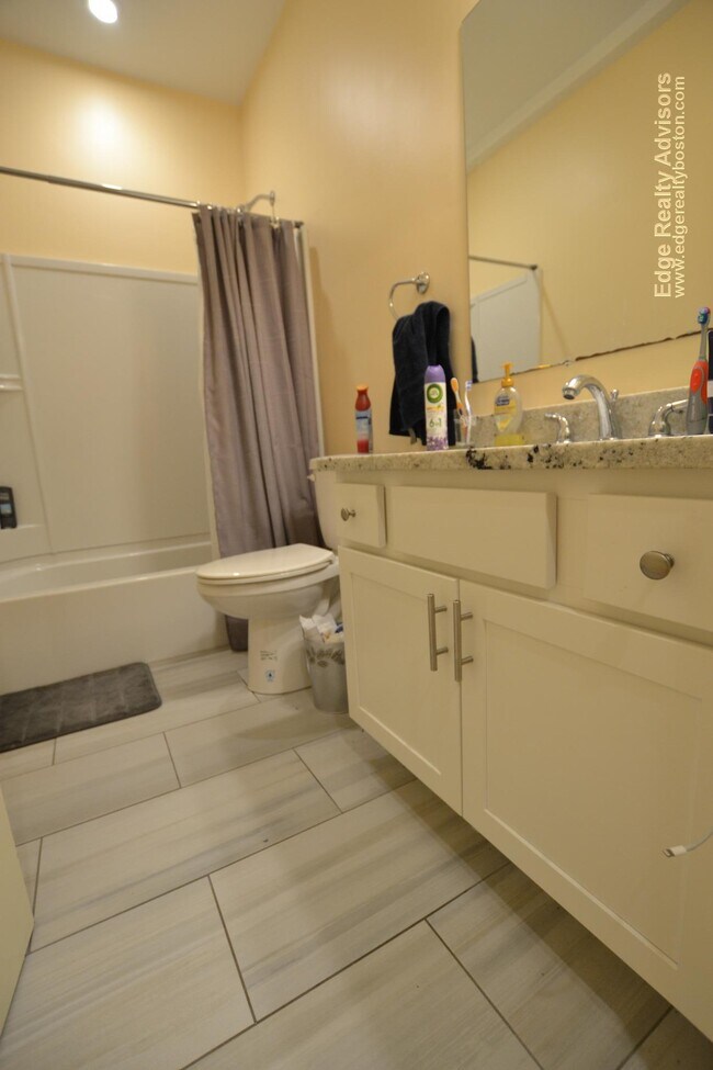 Building Photo - 11 Higgins St