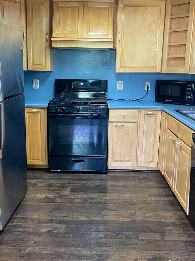 Building Photo - 3 BR, 2.5 bath home with 2 car garage in A...