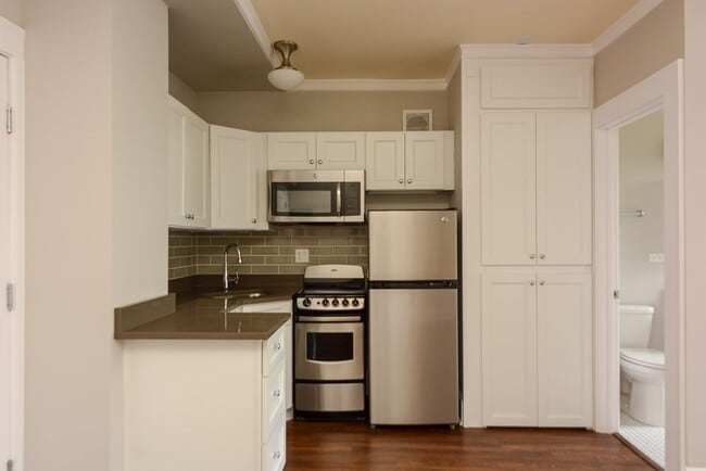 Building Photo - 817 W Lakeside Pl