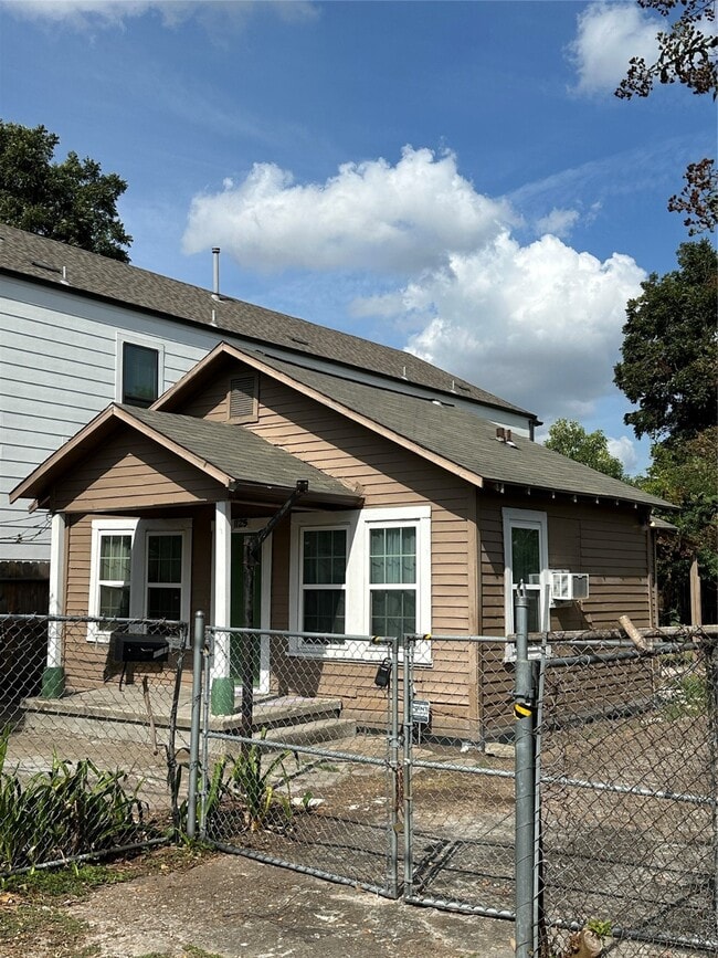 Building Photo - 1125 E 27th St