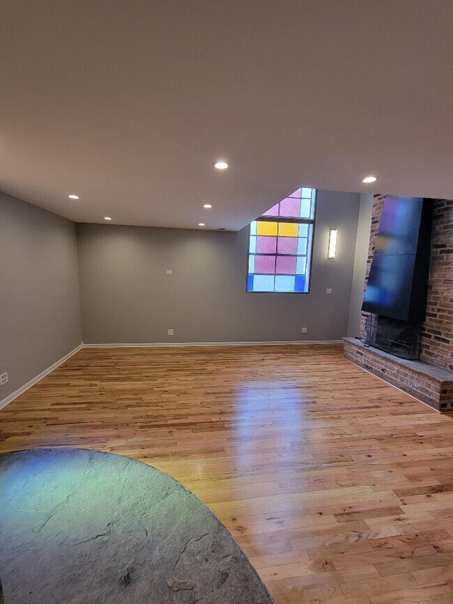 Foto del edificio - 160 W Burton Pl