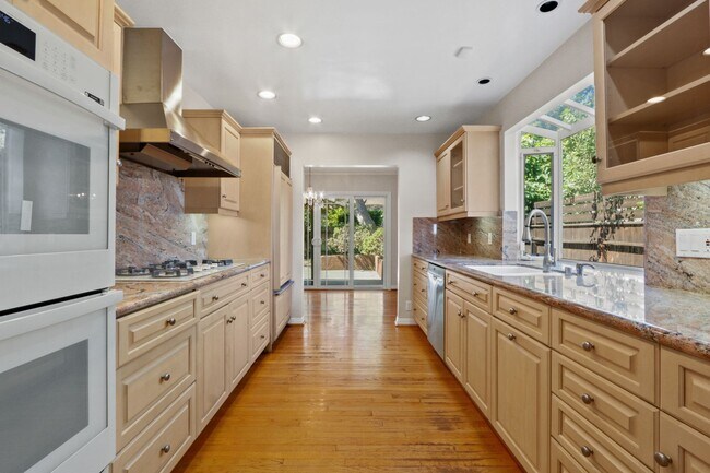 Foto del edificio - Expansive Mar Vista Single Story Home with...
