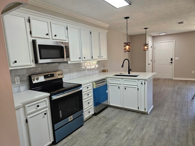 new stainless appliances and quartz countertops - 106 Brendalwood Ln