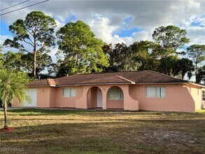 Building Photo - 204 E 7th St