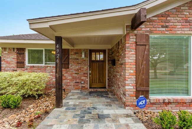 Building Photo - 4926 Loch Lomond Dr