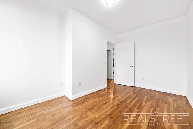 Foto del edificio - Modern 2-Bedroom Apartment with Private Balcony in Prime Bushwick