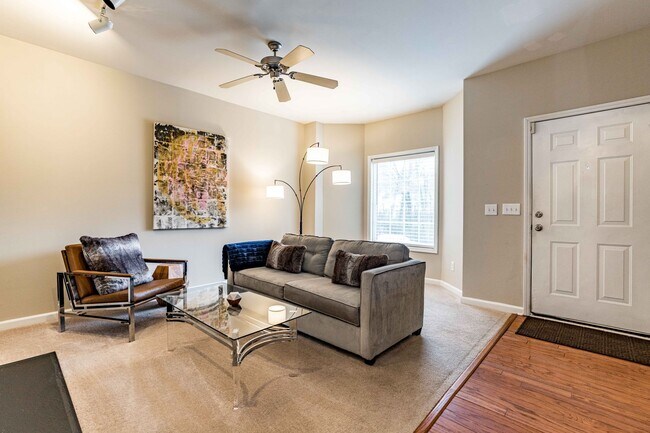 Building Photo - 2 Bedroom + Loft Townhome in Prime Raleigh...