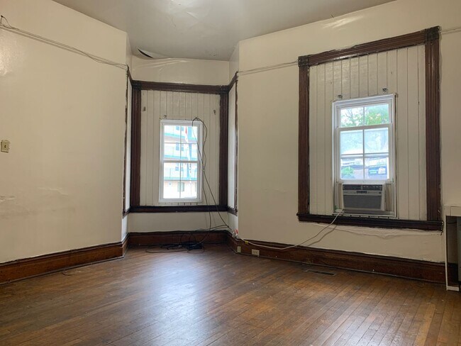 Foto del edificio - Downtown House - 6 Bedroom/ 2 Bathroom Lar...