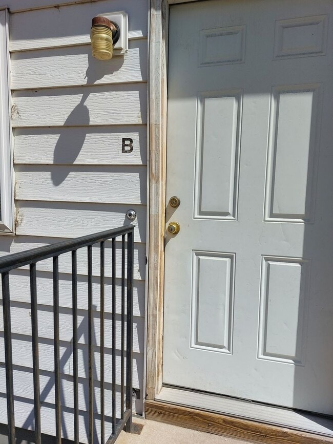 Building Photo - Four Bedroom Near UNC