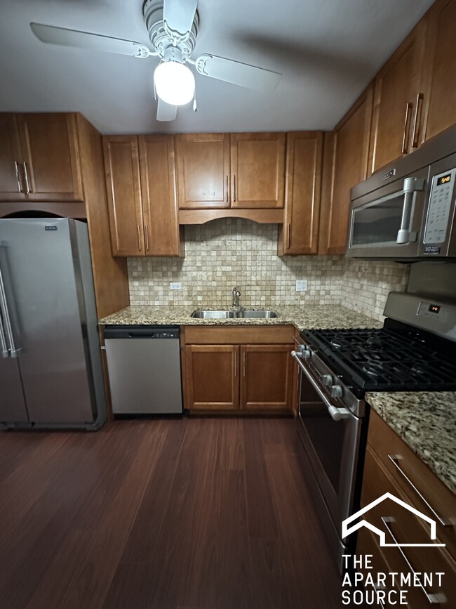 Building Photo - 696 Elm Pl