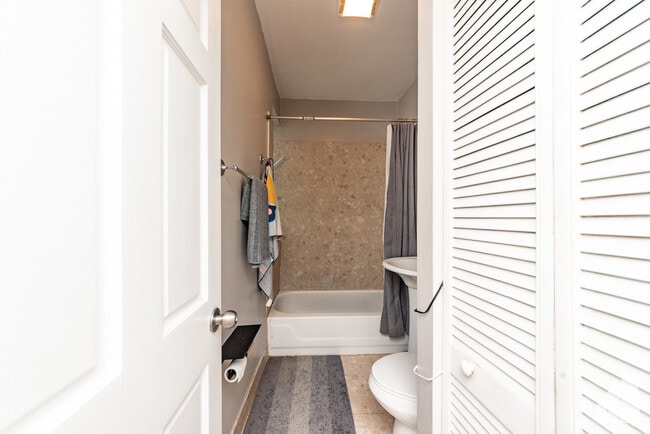 Building Photo - 1524 N Artesian Ave