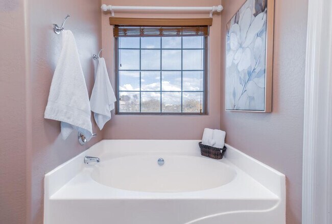 Foto del edificio - 1550 N Desert Willow St