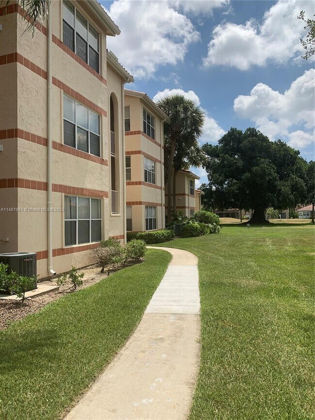 Building Photo - 3460 Pinewalk Dr N