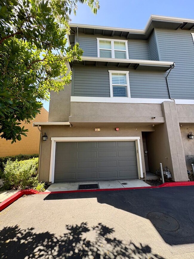 Foto del edificio - Spacious 4-Bedroom Townhouse