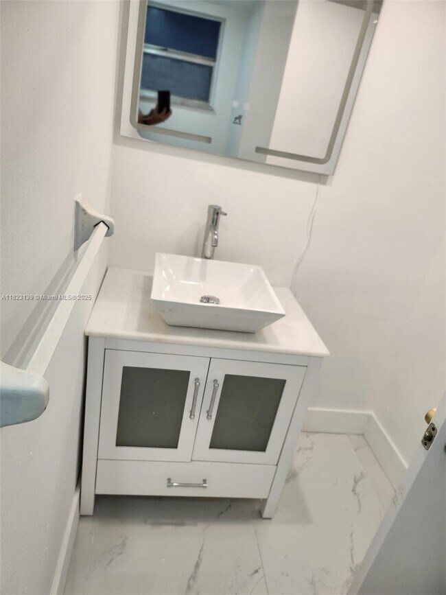 Foto del edificio - 2 bedroom in North Miami Beach FL 33179