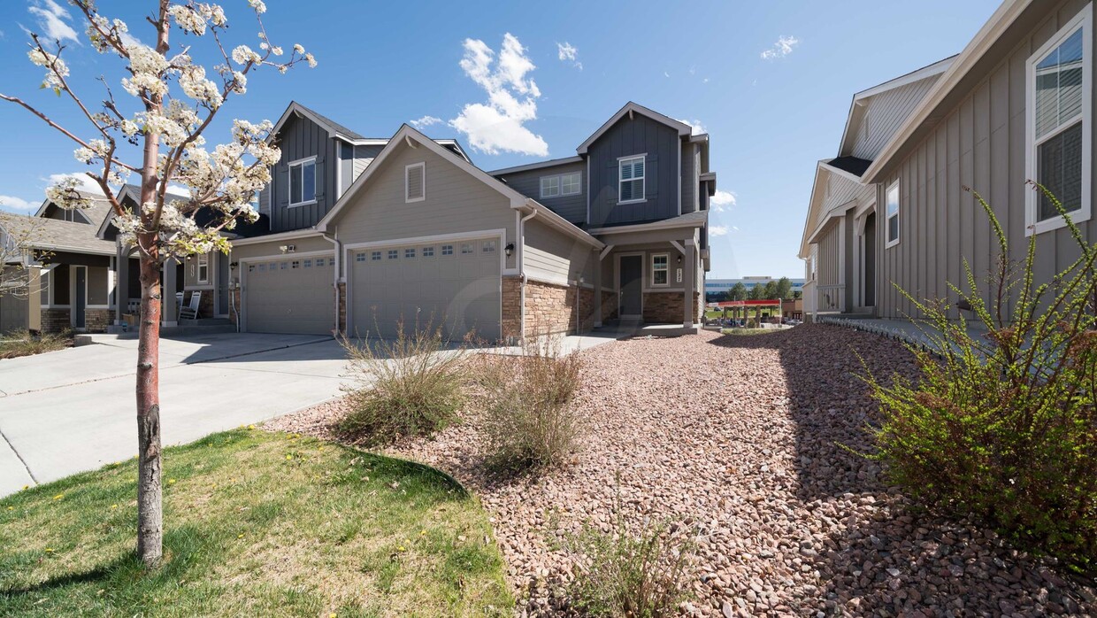 Foto principal - Rockrimmon Townhouse with 2 car garage