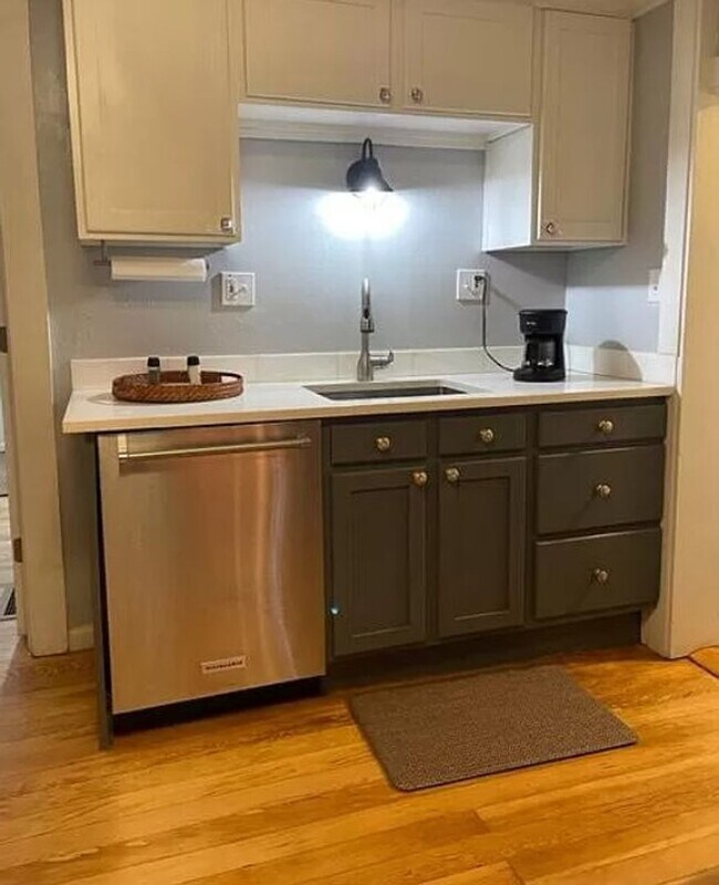 Building Photo - CHARMING 2 Bed 1 Bath DOWNTOWN LOUISVILLE ...