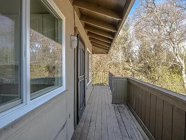 Building Photo - Charming 2-Bedroom Apartment with Updated ...
