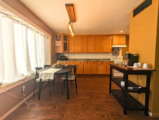 Building Photo - 4406 W Palmaire Ave