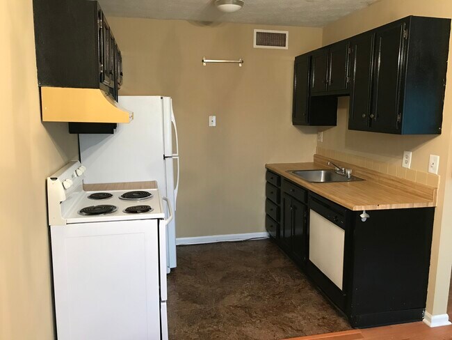 Building Photo - 3717 Camelot Dr