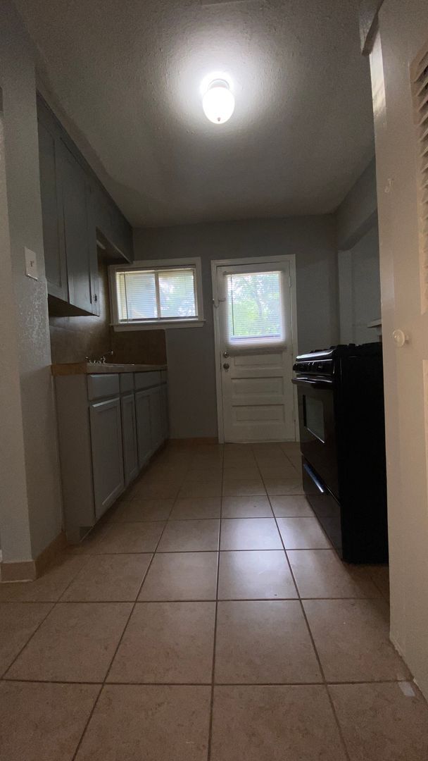 Building Photo - Freshly Painted and Ready for Immediate Move In