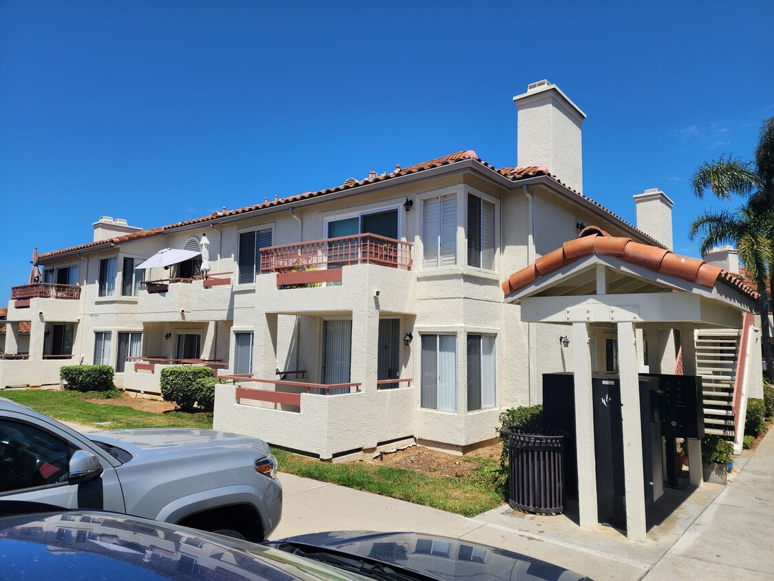 Primary Photo - Vibrant 2 bedroom/2 bath condo in a great ...