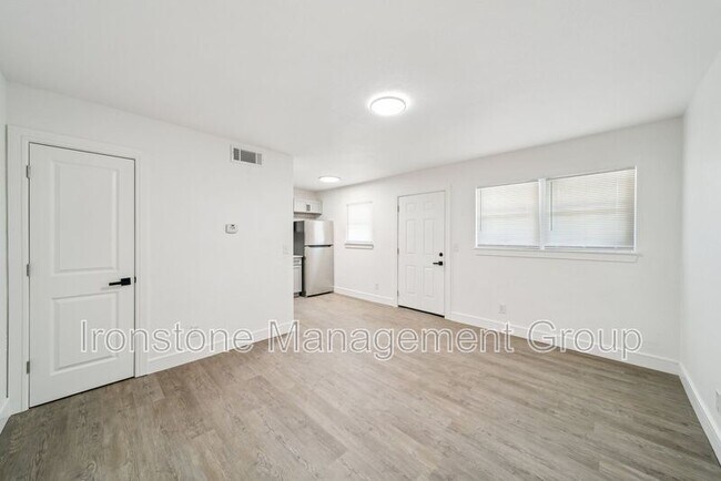 Building Photo - 3165 E 49th St