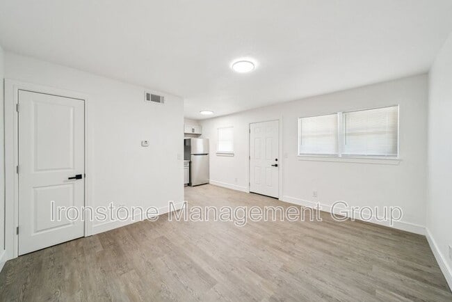 Foto del edificio - 3165 E 49th St