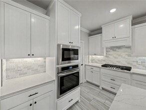 Building Photo - 6807 SW Basswood Ave