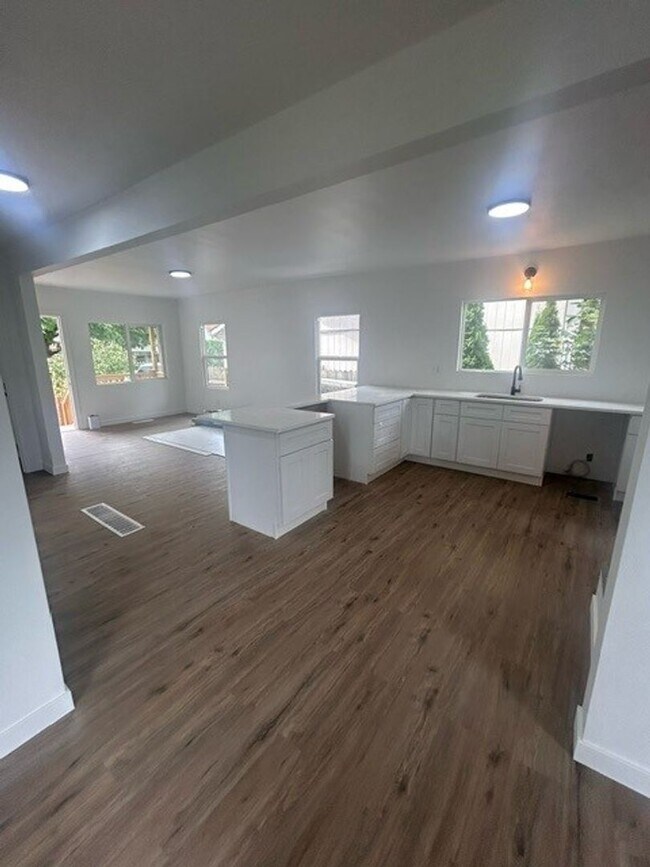 Foto del edificio - Amazing remodeled 4 bedroom home with fenc...