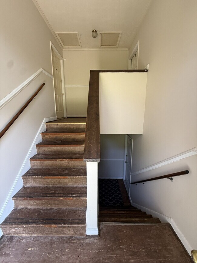Foto del edificio - 2 Bedroom 1 Bathroom Apartment in Madison Heights with off street parking.